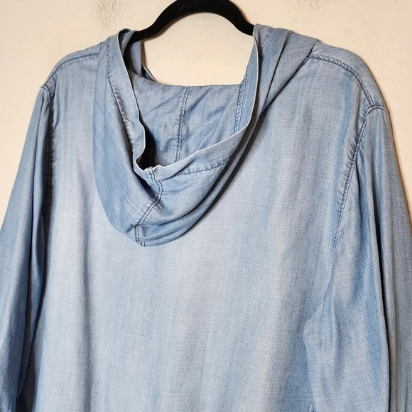 Chico's Zenergy chambray lace up hooded blue top. Roll tab sleeves. Size 3 -16/L - Picture 6 of 16